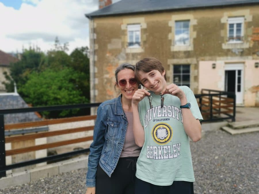 Une mère et son fils, clés en main devant la maison achetée avec Sezame