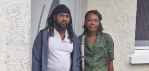 Clients Sezame devant leur maison